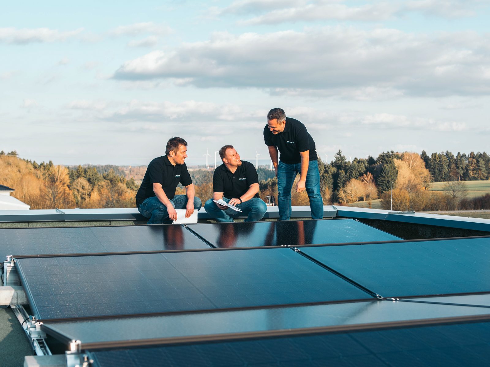 Das BAV Gebäudetechnik Team auf dem Dach einer Photovoltaik-Anlage
